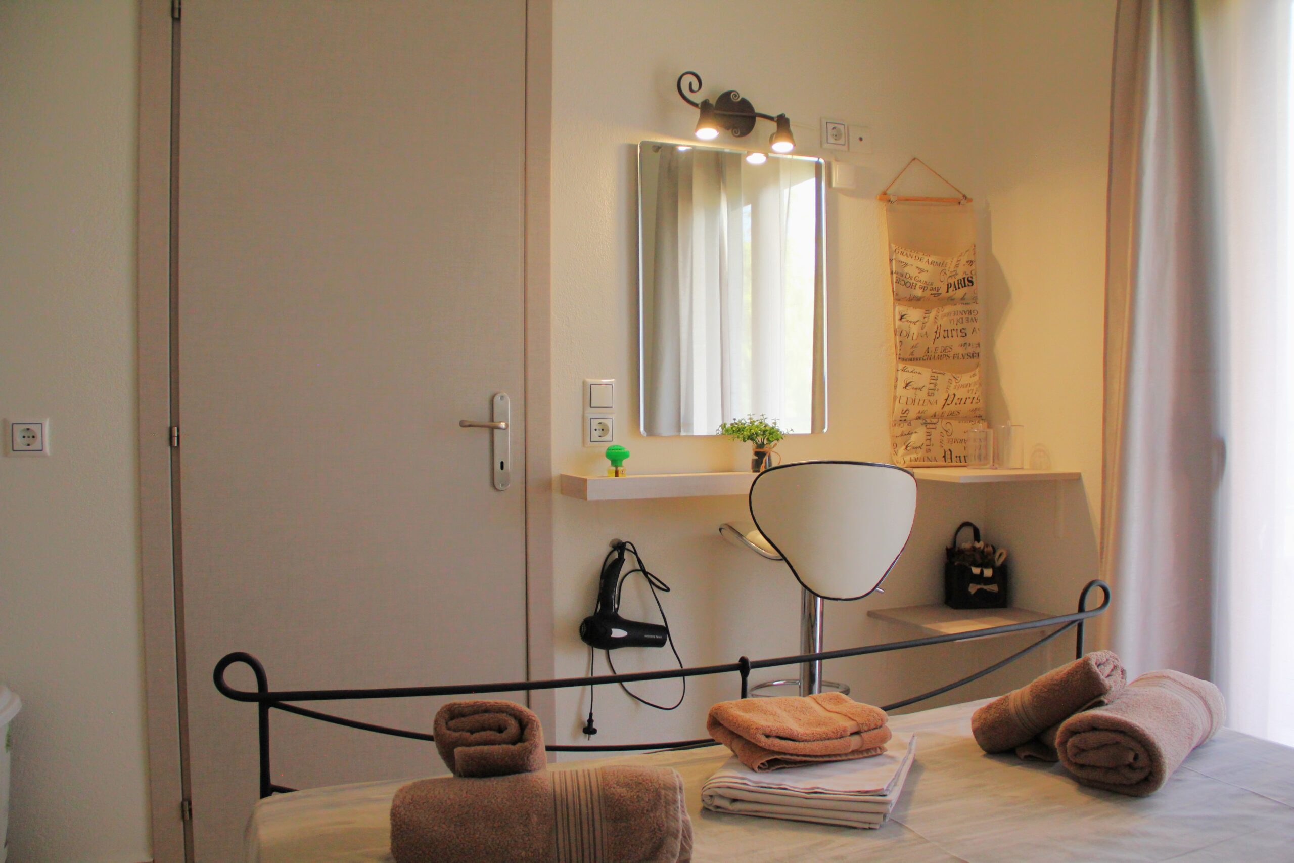Mirror & amenities