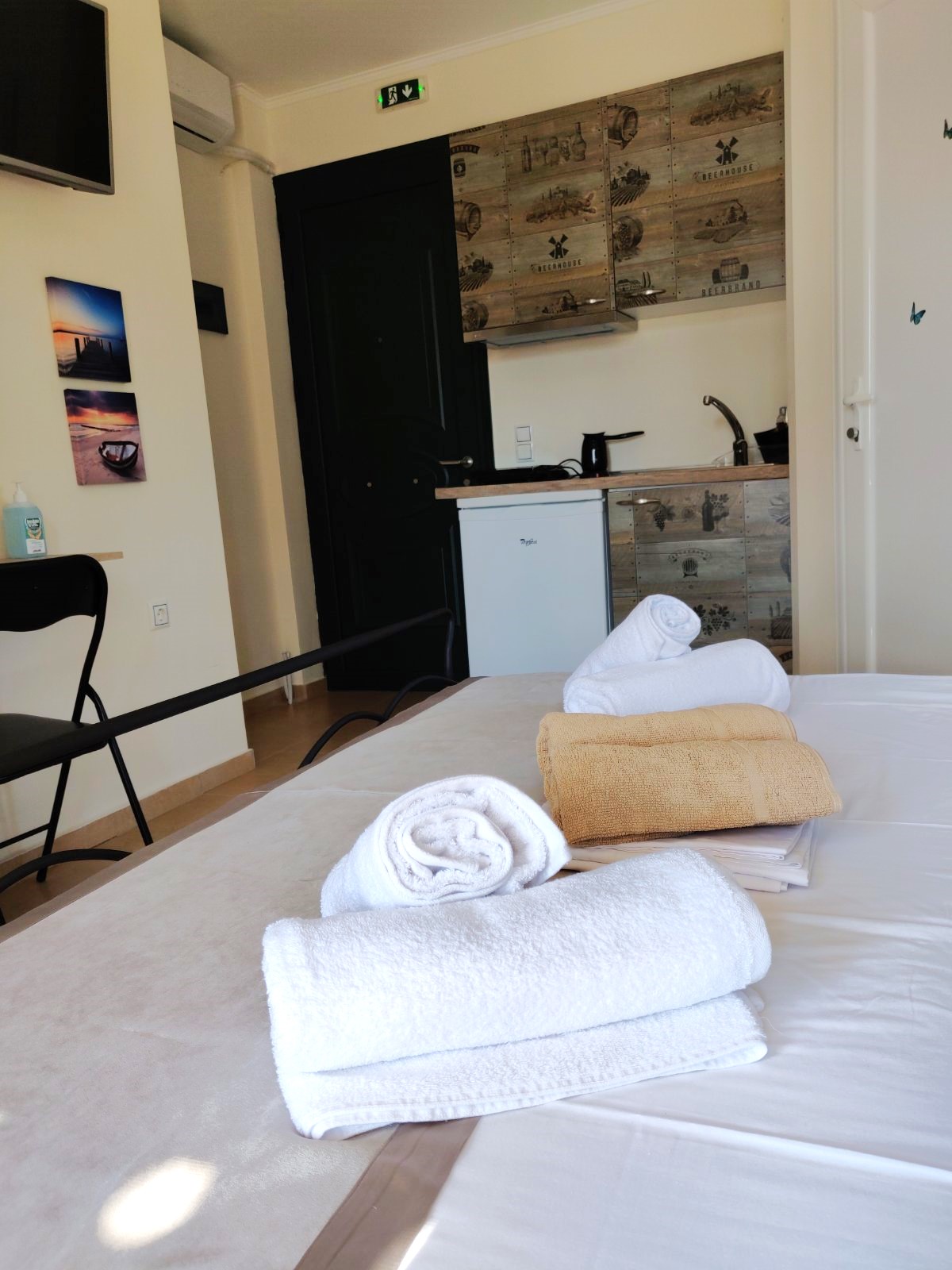 Kitchenette by the bed